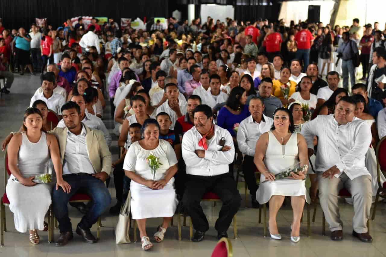 Se casan 101 parejas en boda colectiva en Centro