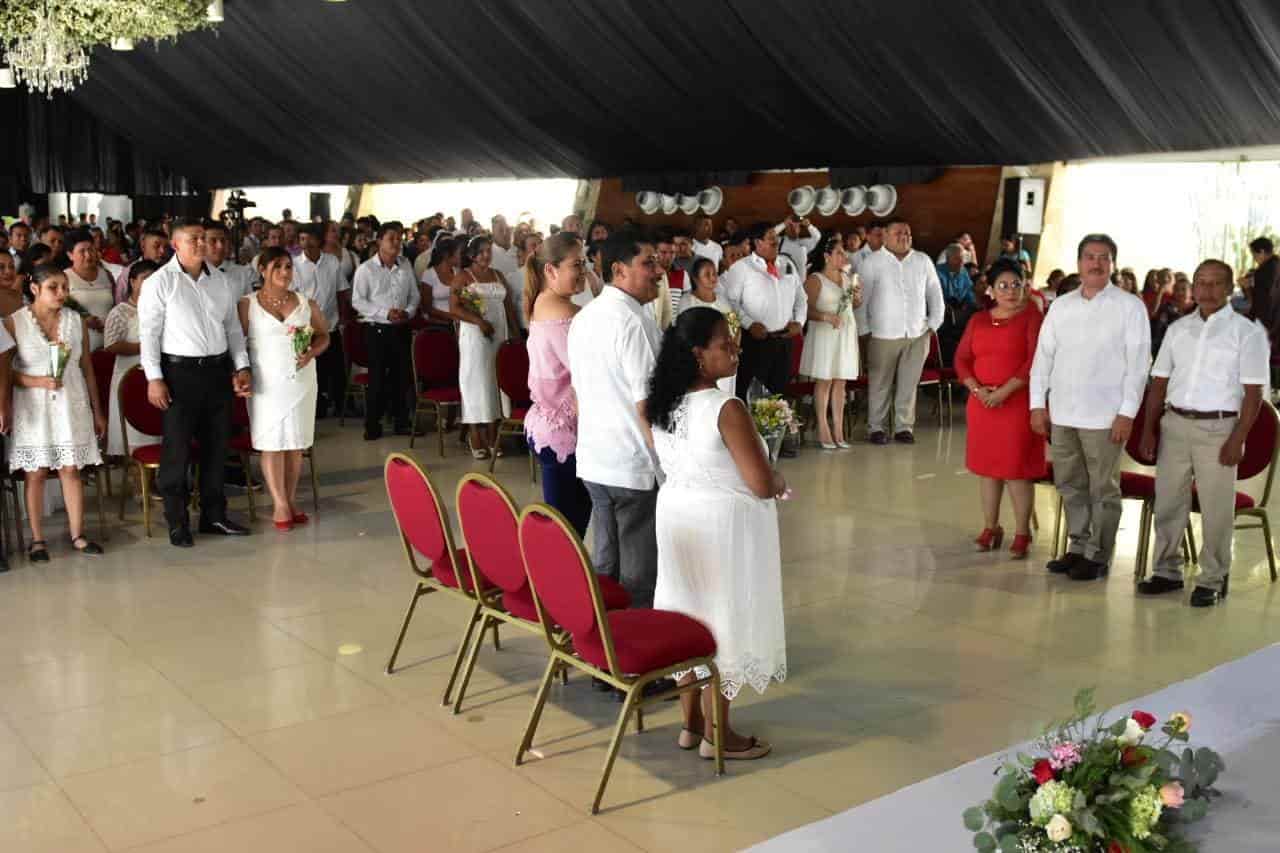 Se casan 101 parejas en boda colectiva en Centro