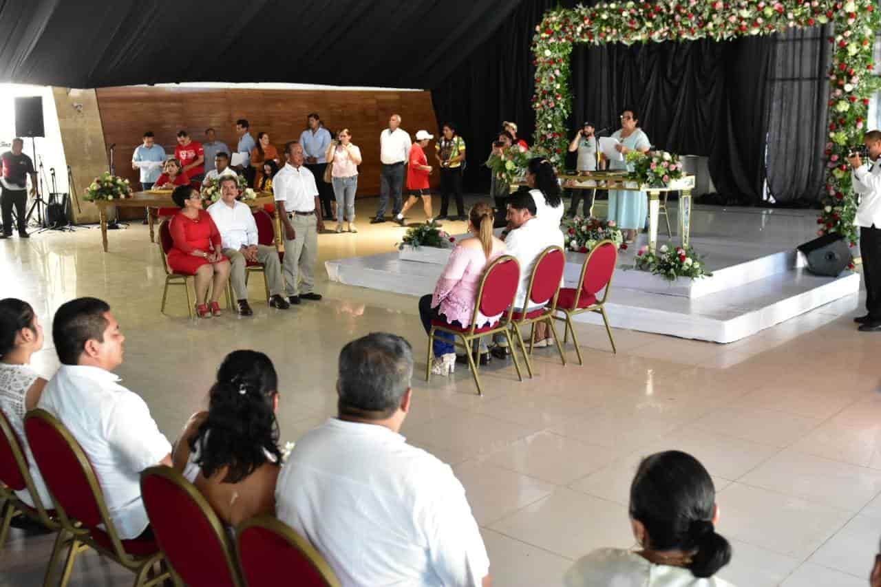 Se casan 101 parejas en boda colectiva en Centro