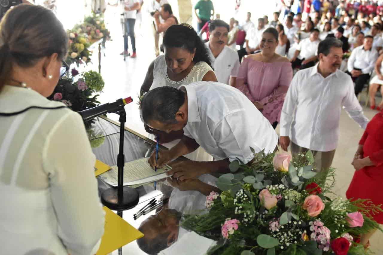 Se casan 101 parejas en boda colectiva en Centro