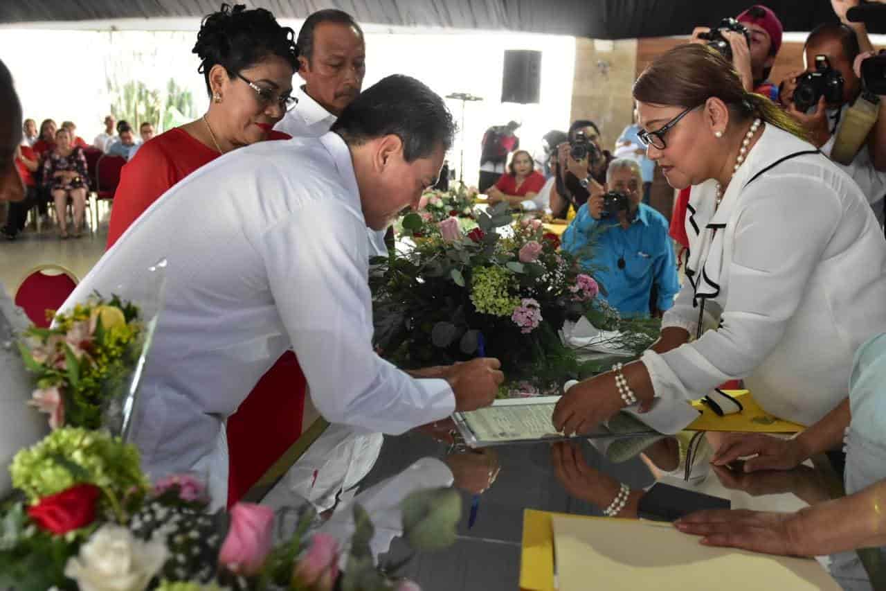 Se casan 101 parejas en boda colectiva en Centro