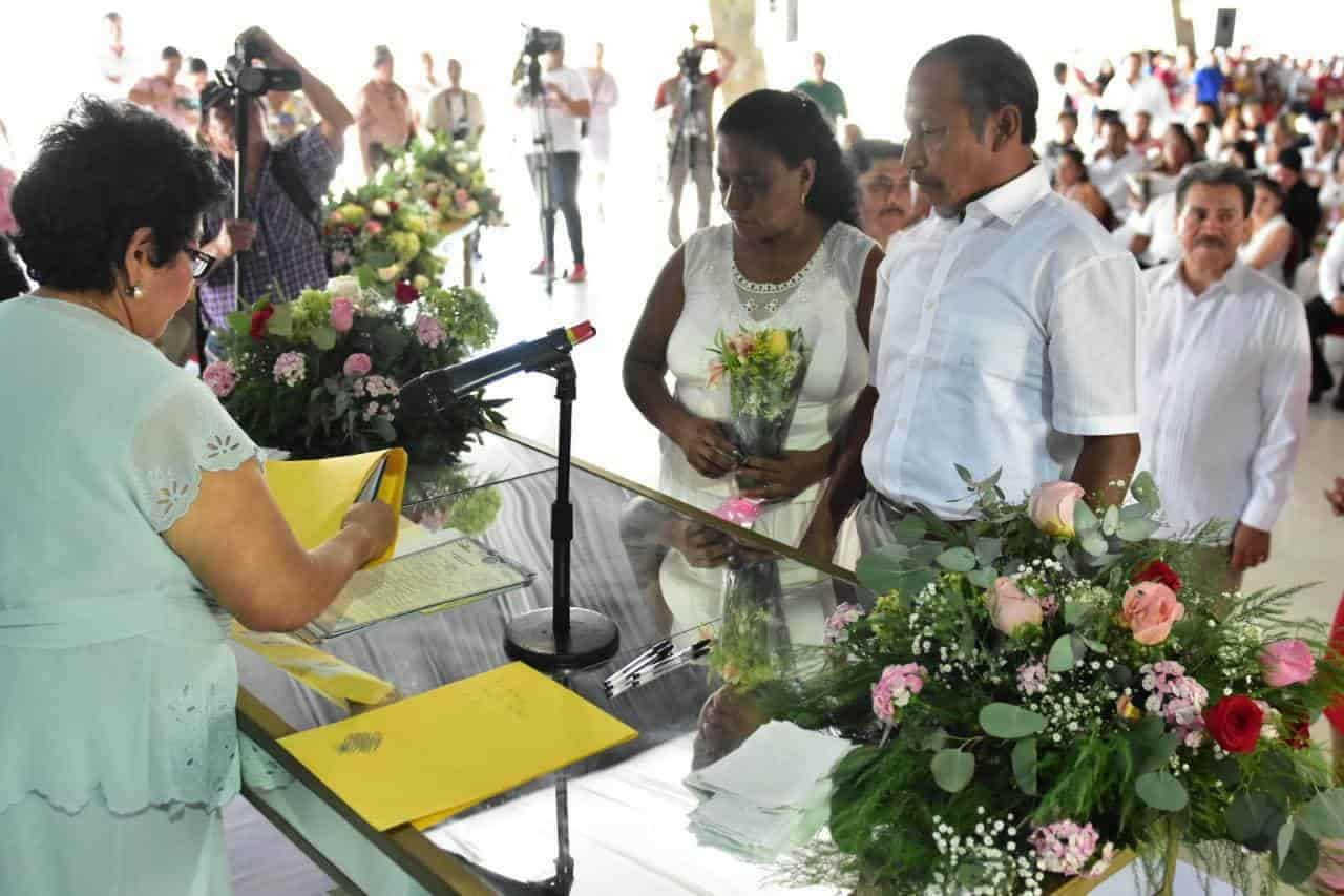 Se casan 101 parejas en boda colectiva en Centro