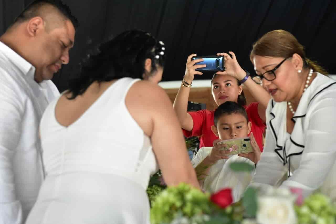 Se casan 101 parejas en boda colectiva en Centro