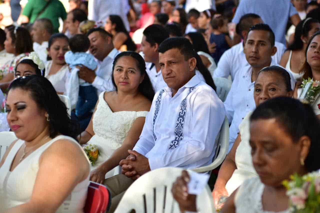 Se casan 101 parejas en boda colectiva en Centro