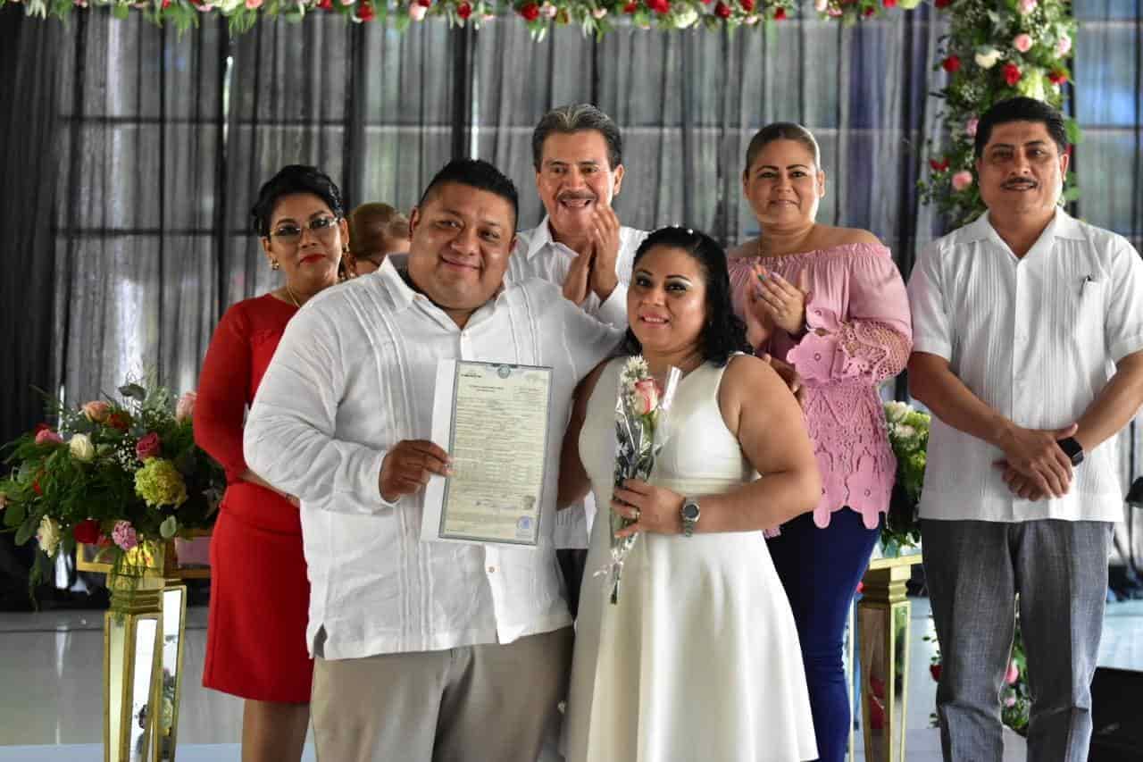 Se casan 101 parejas en boda colectiva en Centro
