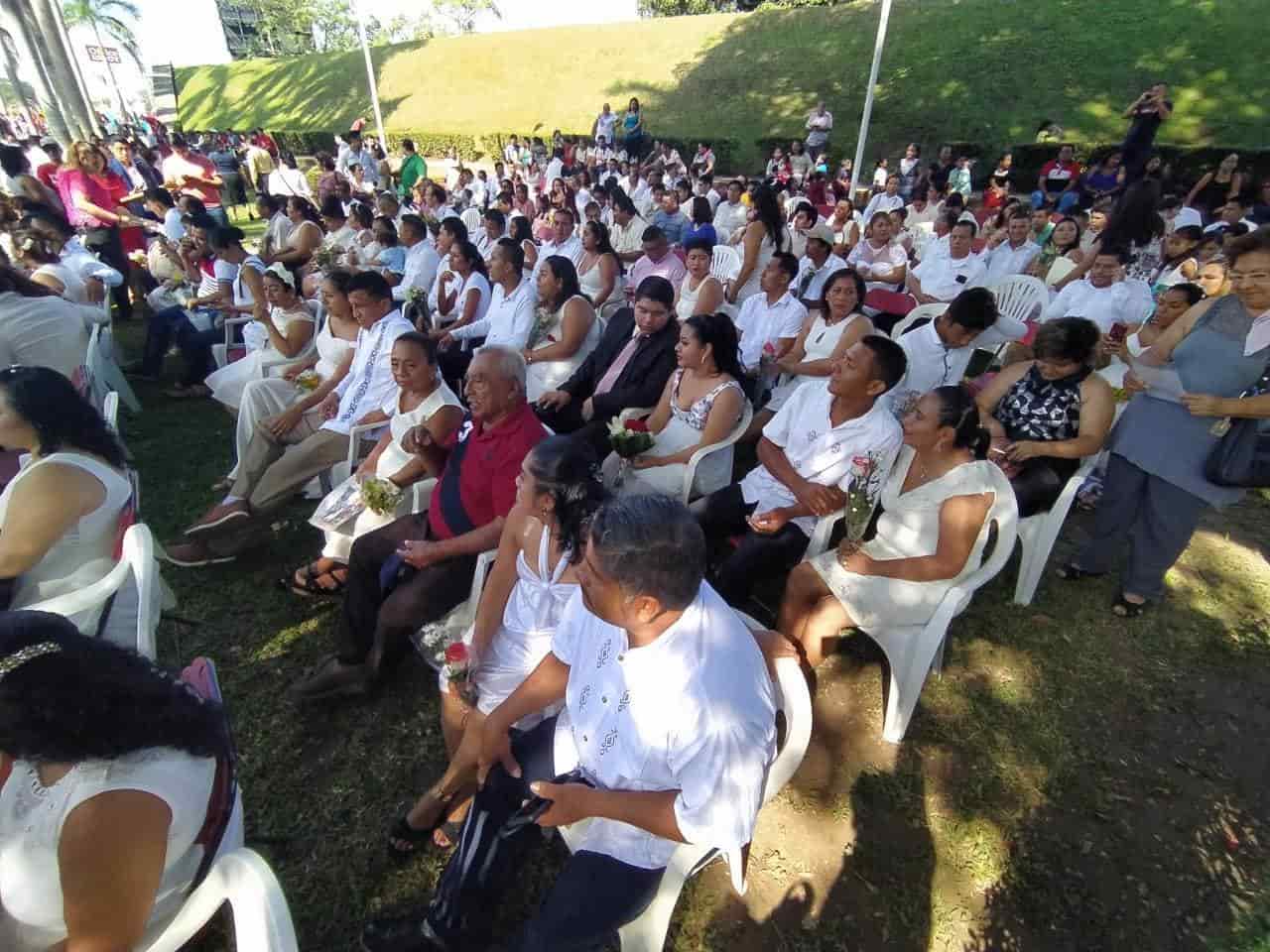 Se casan 101 parejas en boda colectiva en Centro