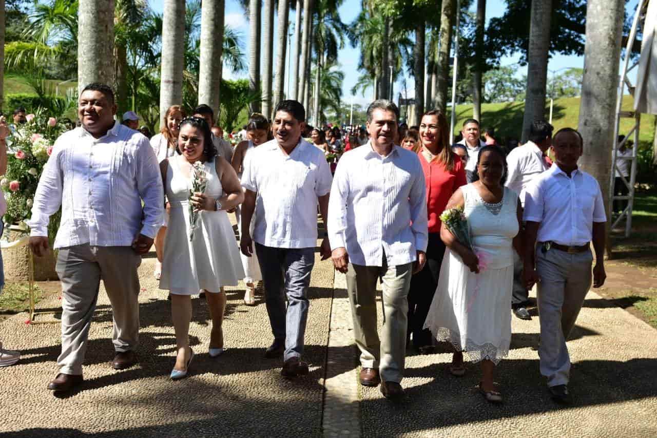 Se casan 101 parejas en boda colectiva en Centro