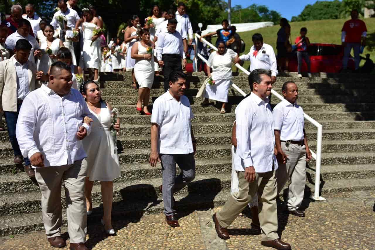Se casan 101 parejas en boda colectiva en Centro
