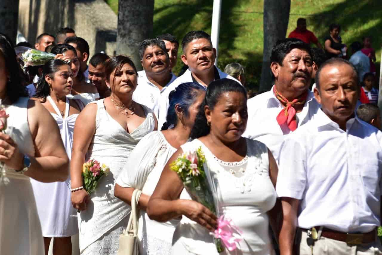 Se casan 101 parejas en boda colectiva en Centro