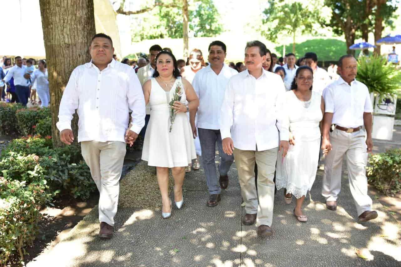 Se casan 101 parejas en boda colectiva en Centro