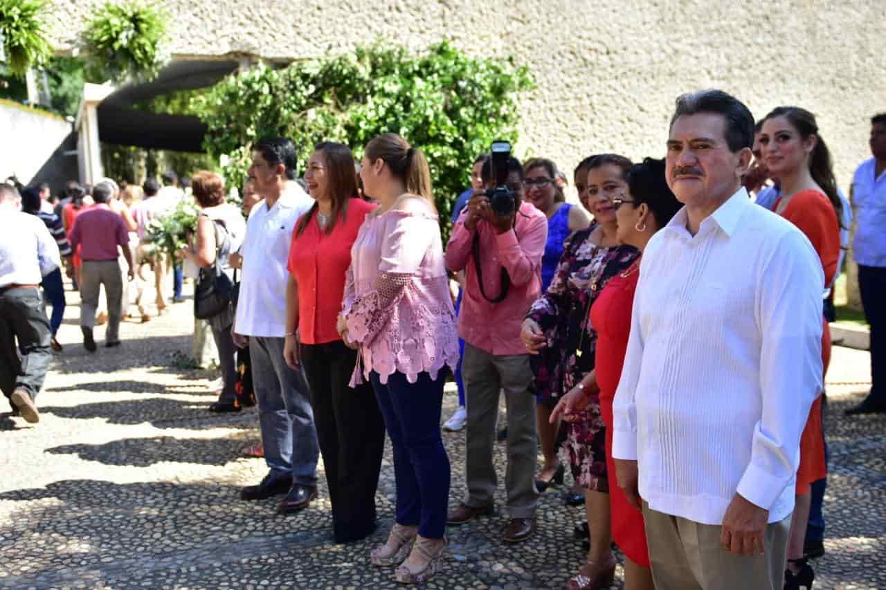 Se casan 101 parejas en boda colectiva en Centro