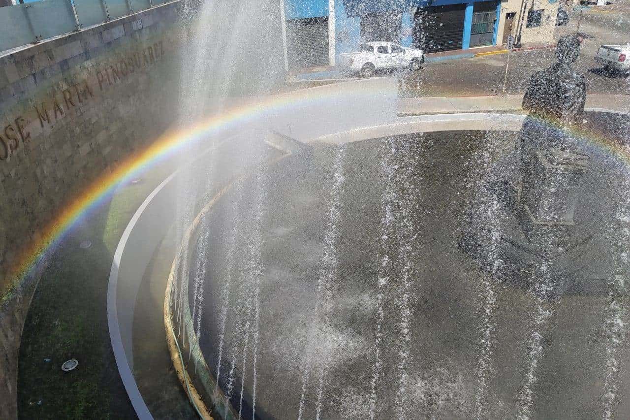 Espectacular arcoiris sobre monumento a José María Pino Suárez Espectacular arcoiris sobre monumento a José María Pino Suárez