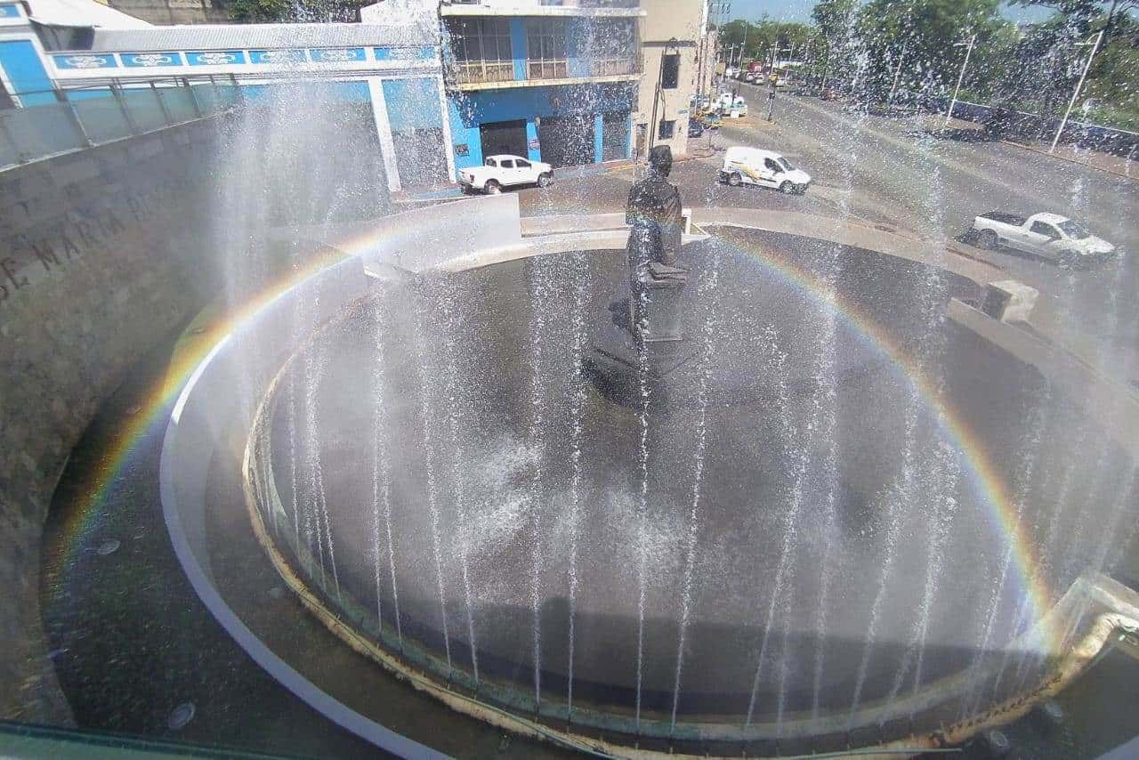 Espectacular arcoiris sobre monumento a José María Pino Suárez Espectacular arcoiris sobre monumento a José María Pino Suárez