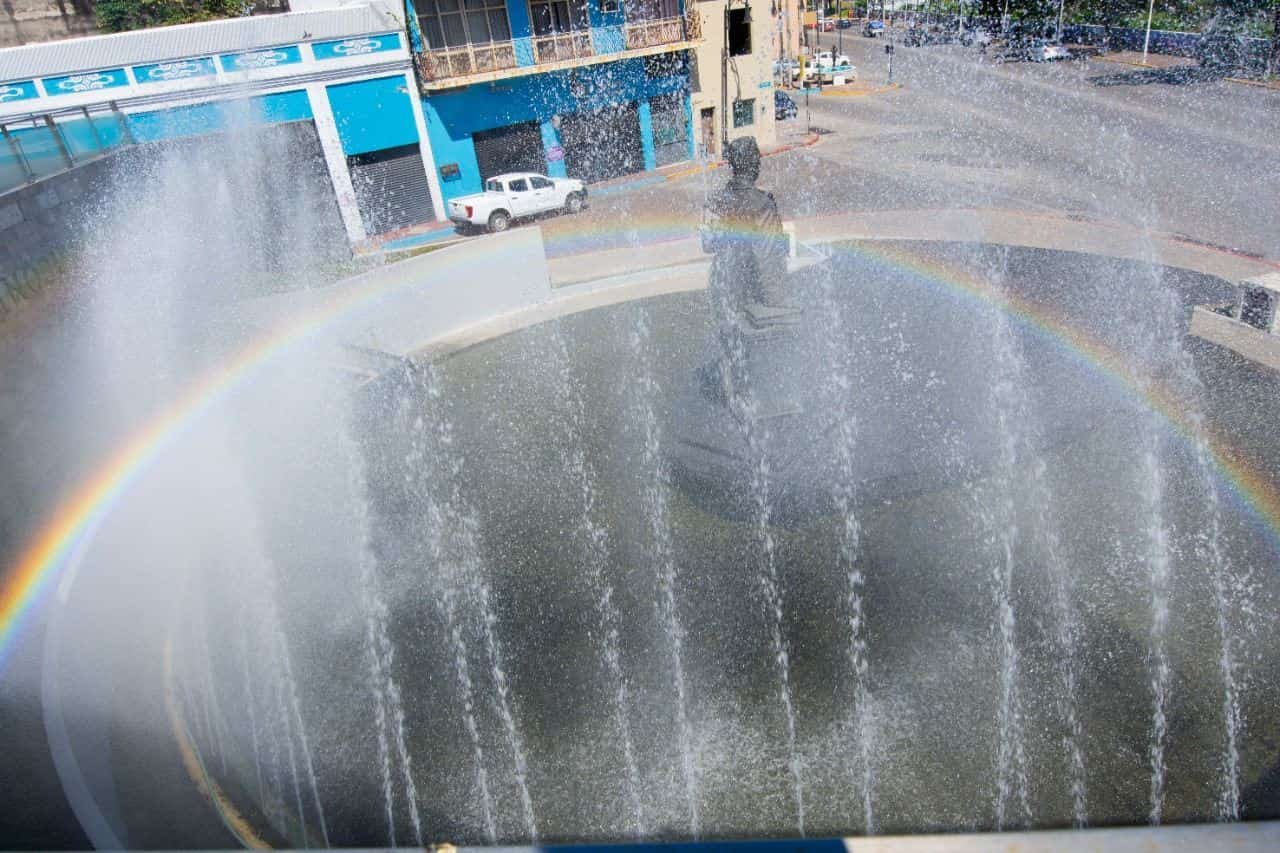 Espectacular arcoiris sobre monumento a José María Pino Suárez Espectacular arcoiris sobre monumento a José María Pino Suárez