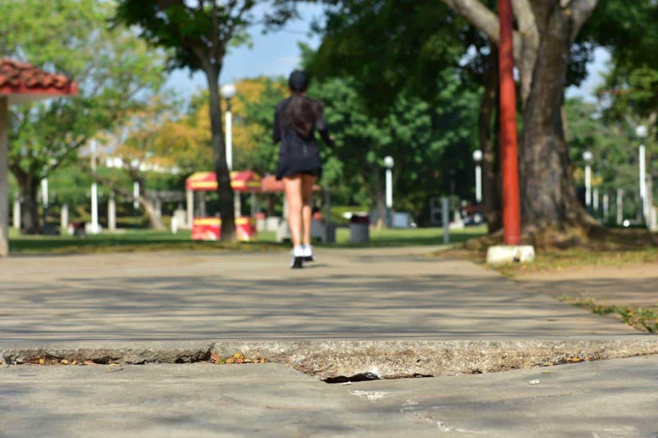 Andador deteriorado del parque La Choca pone en riesgo a corredores Andador deteriorado del parque La Choca pone en riesgo a corredores