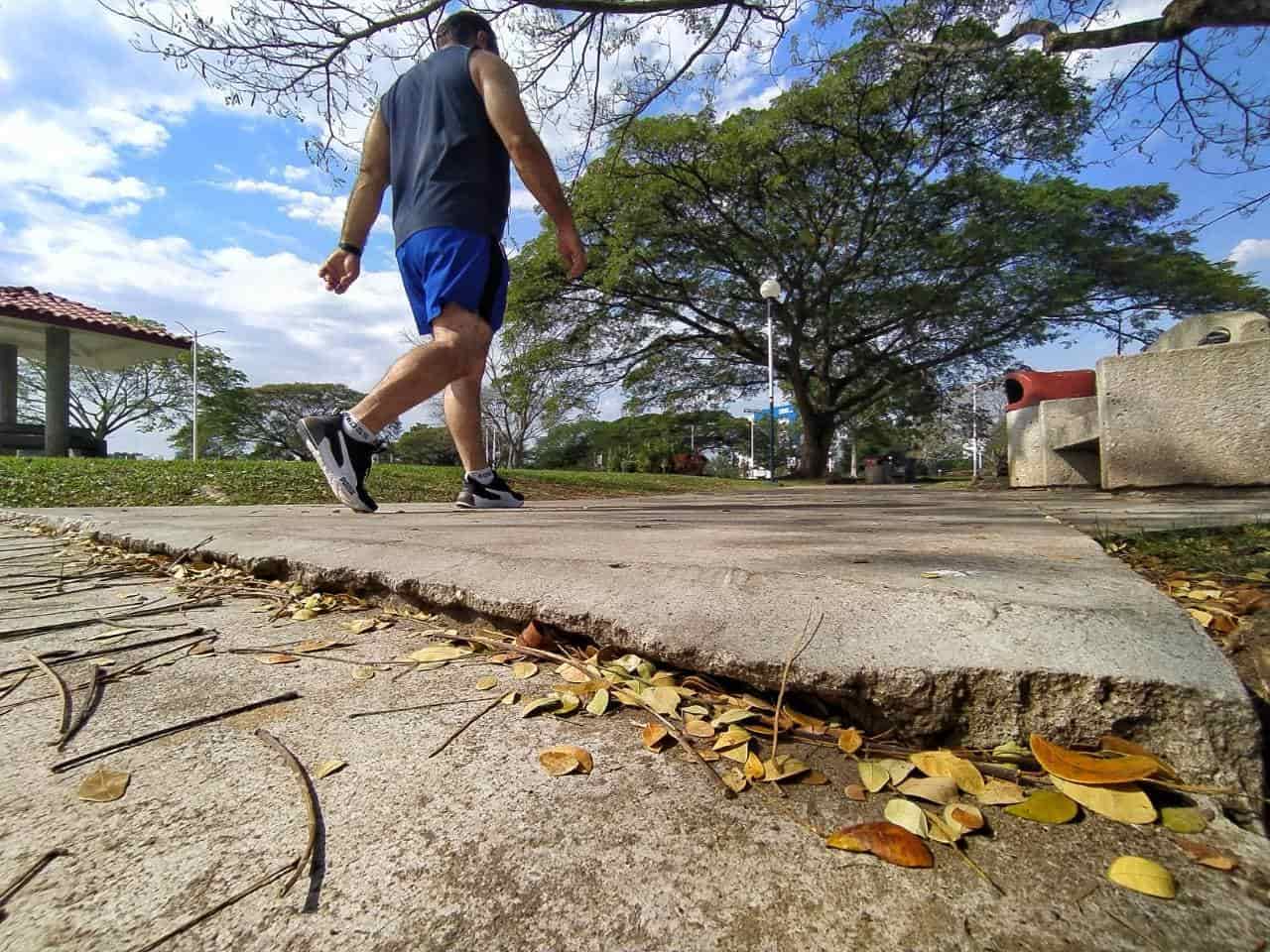 Andador deteriorado del parque La Choca pone en riesgo a corredores Andador deteriorado del parque La Choca pone en riesgo a corredores