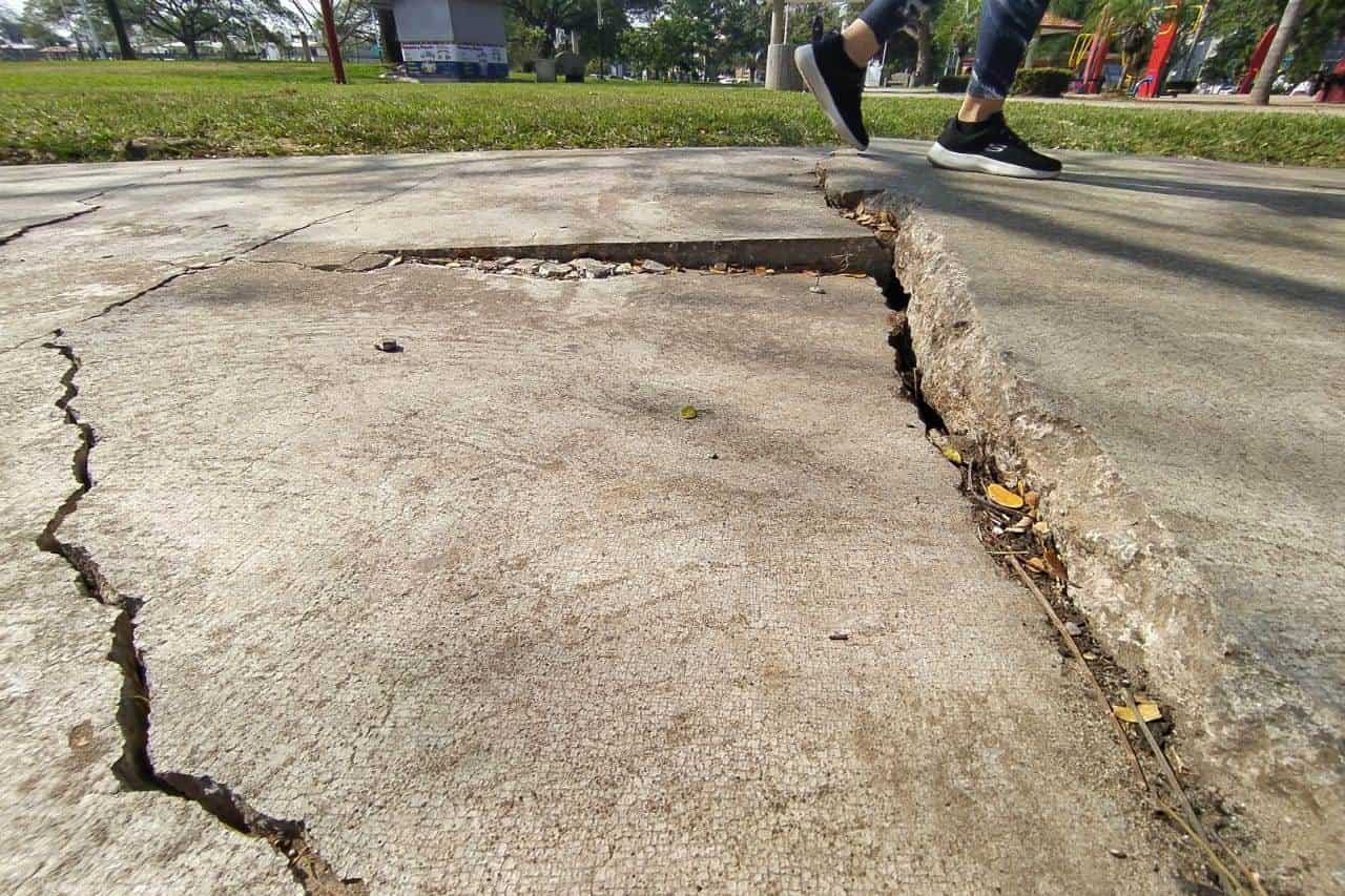 Andador deteriorado del parque La Choca pone en riesgo a corredores Andador deteriorado del parque La Choca pone en riesgo a corredores