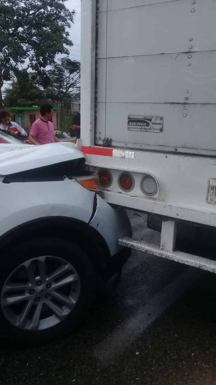 Carambola de 4 vehículos deja dos personas golpeadas