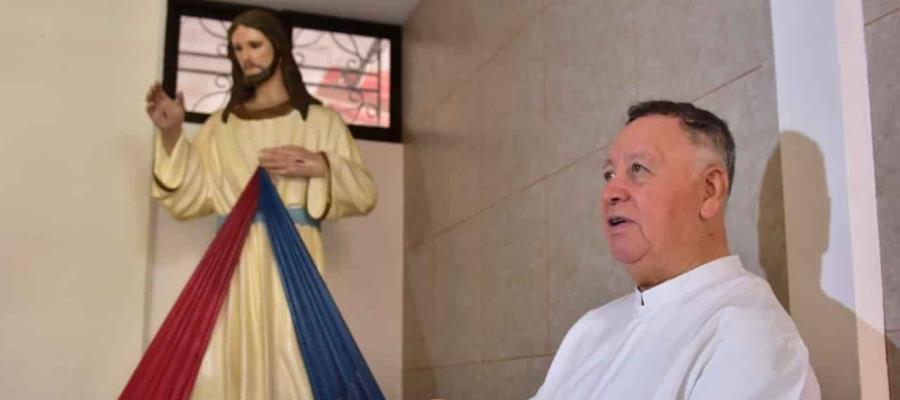 Mantienen a Padre Denis Ochoa en observación tras trasplante de riñón