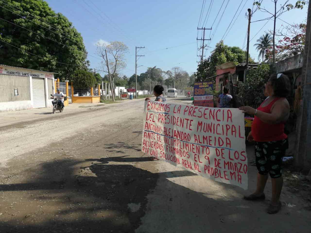 Pobladores bloquean carretera Paraíso-Dos Bocas Pobladores bloquean carretera Paraíso-Dos Bocas