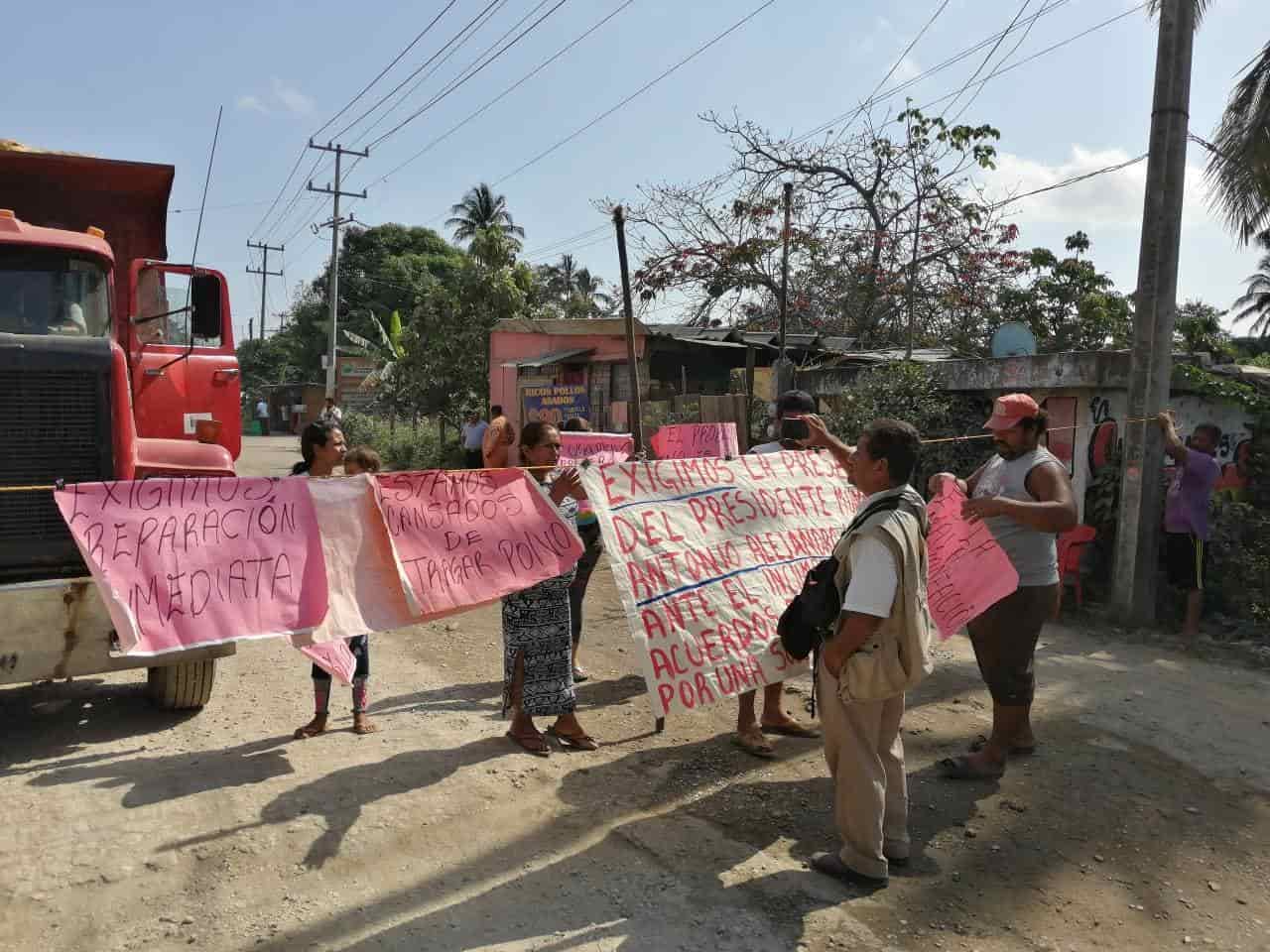 Pobladores bloquean carretera Paraíso-Dos Bocas Pobladores bloquean carretera Paraíso-Dos Bocas