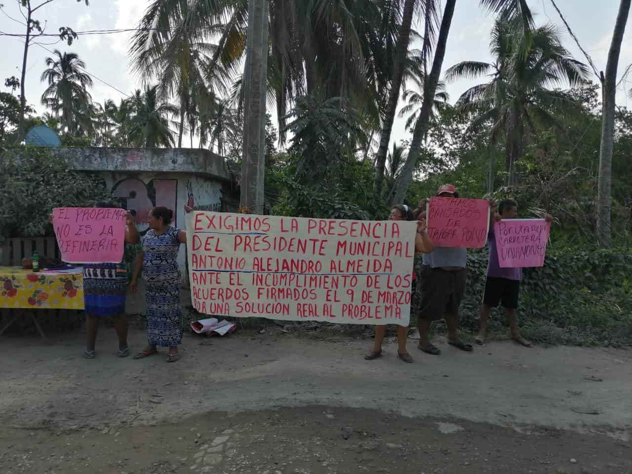 Pobladores bloquean carretera Paraíso-Dos Bocas Pobladores bloquean carretera Paraíso-Dos Bocas