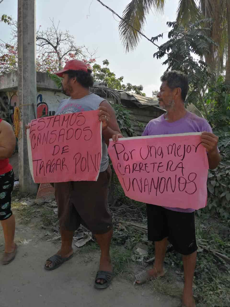 Pobladores bloquean carretera Paraíso-Dos Bocas Pobladores bloquean carretera Paraíso-Dos Bocas