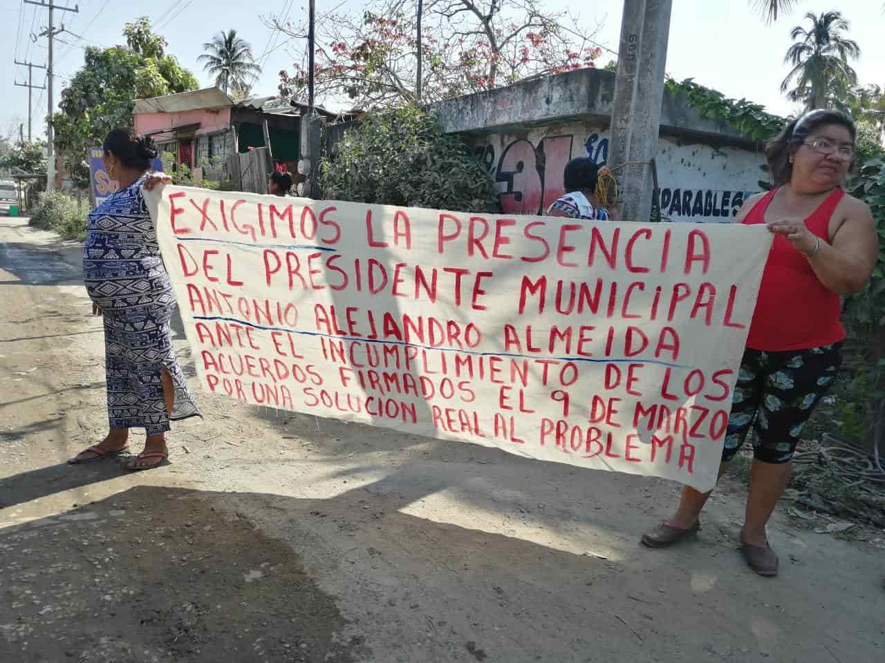 Pobladores bloquean carretera Paraíso-Dos Bocas Pobladores bloquean carretera Paraíso-Dos Bocas