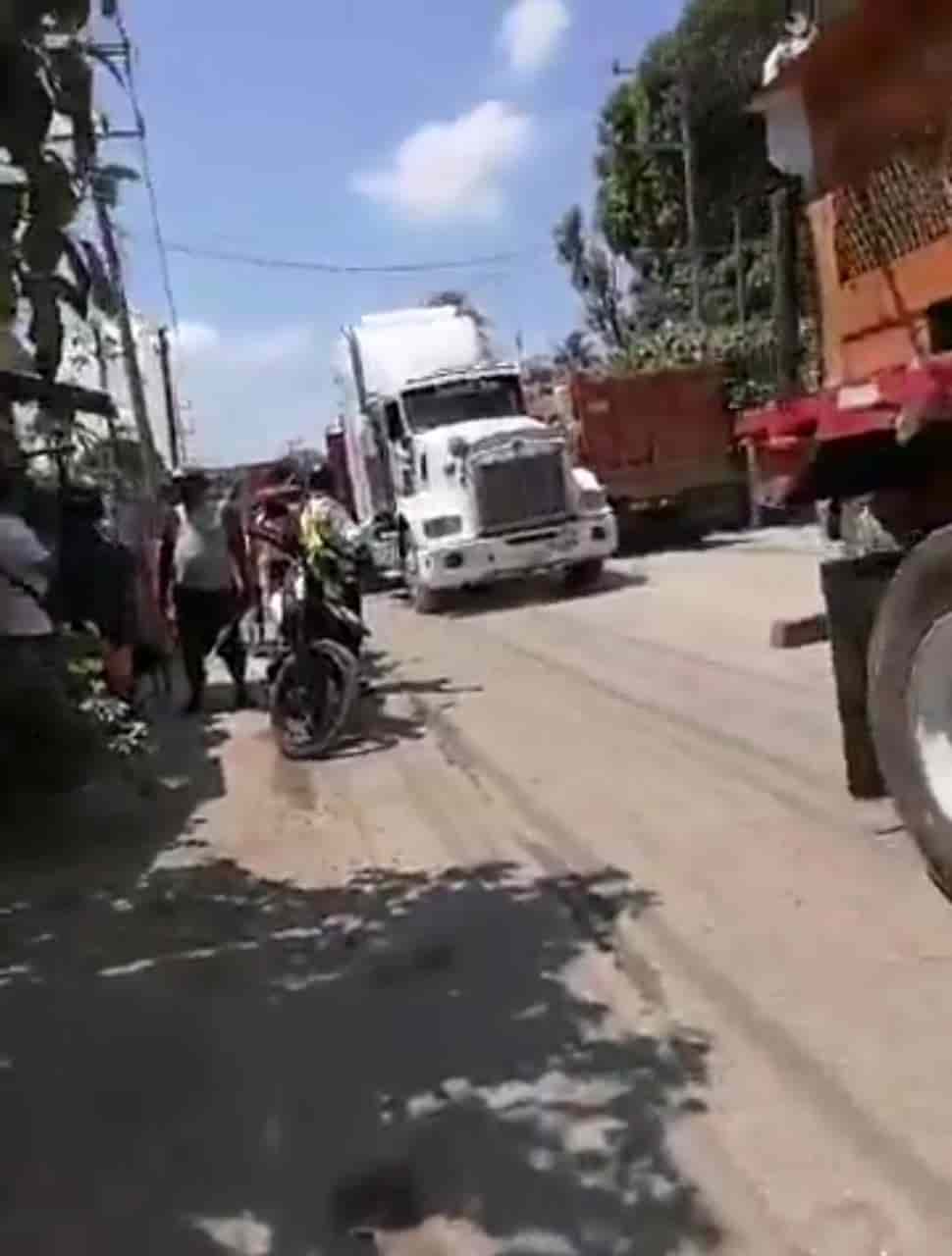 Pobladores bloquean carretera Paraíso-Dos Bocas Pobladores bloquean carretera Paraíso-Dos Bocas