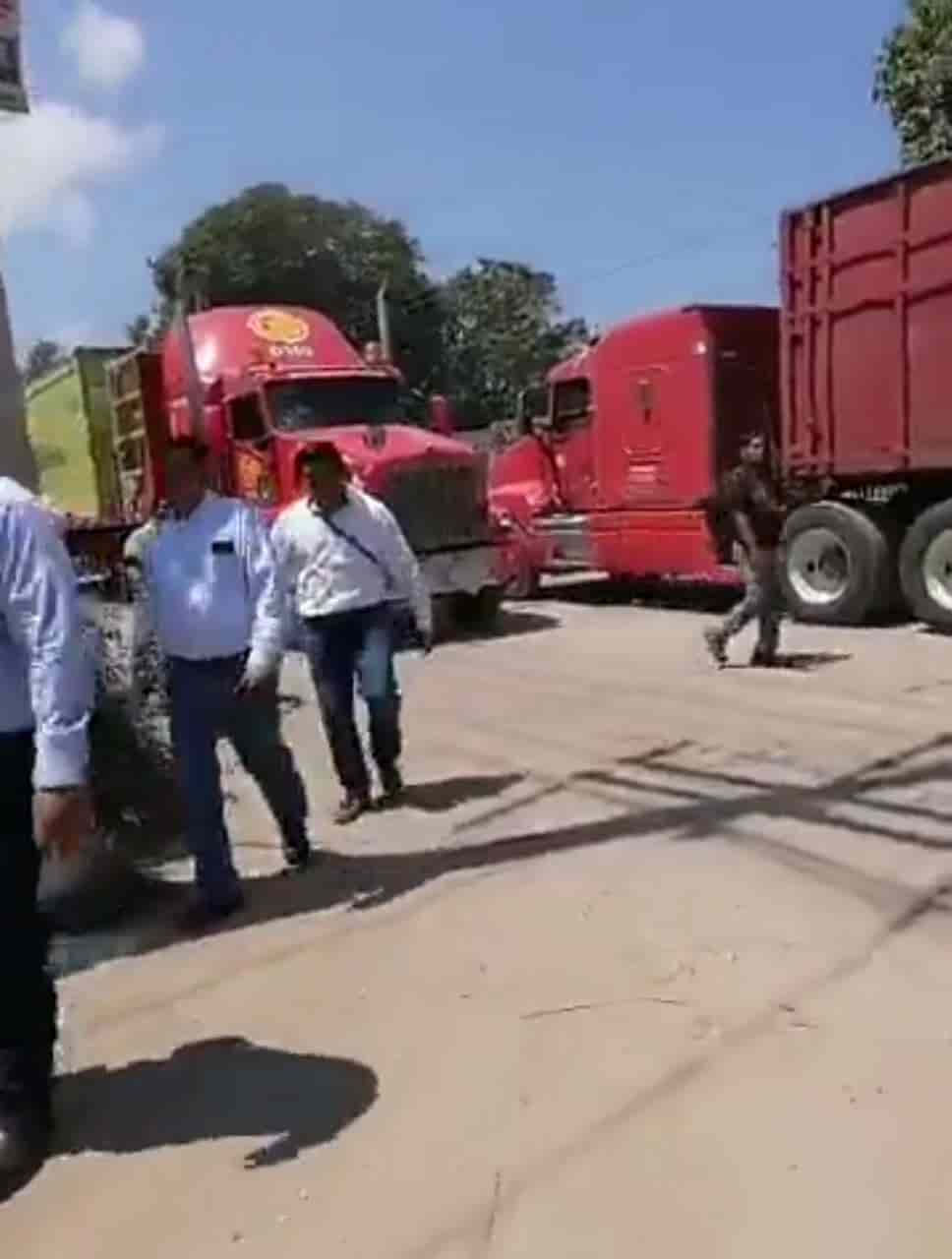 Pobladores bloquean carretera Paraíso-Dos Bocas Pobladores bloquean carretera Paraíso-Dos Bocas