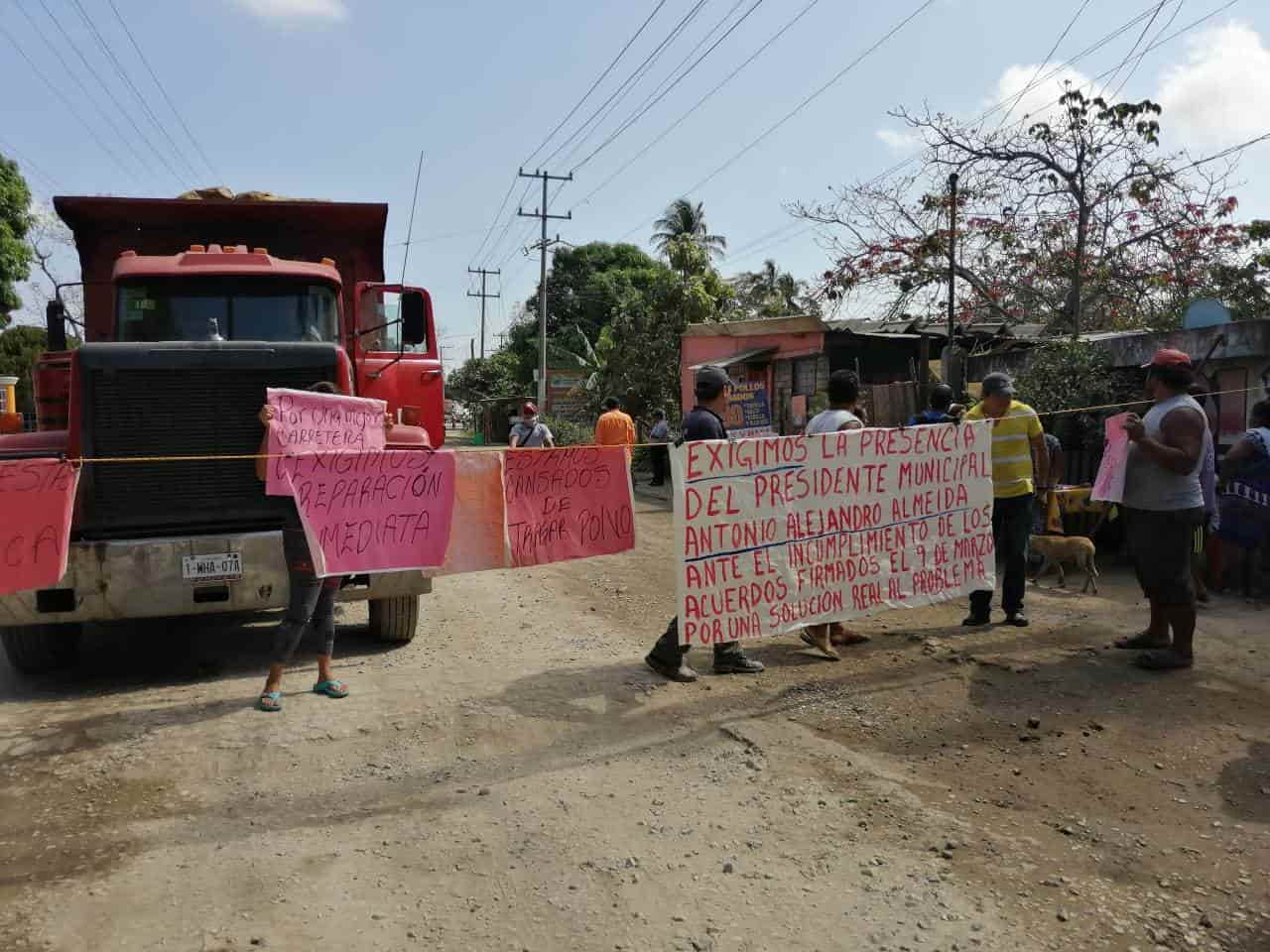 Pobladores bloquean carretera Paraíso-Dos Bocas Pobladores bloquean carretera Paraíso-Dos Bocas