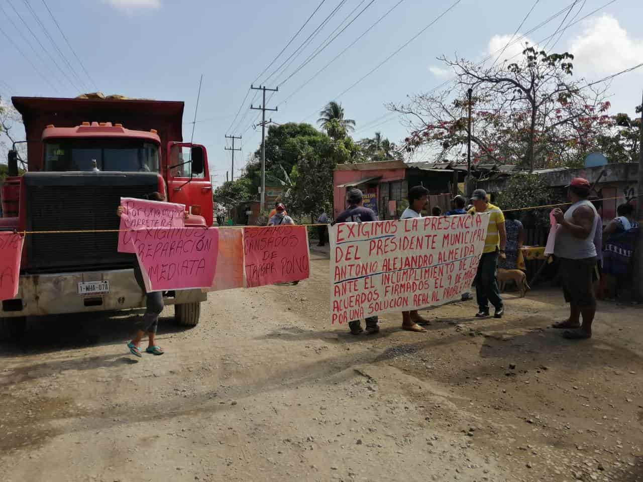 Pobladores bloquean carretera Paraíso-Dos Bocas Pobladores bloquean carretera Paraíso-Dos Bocas