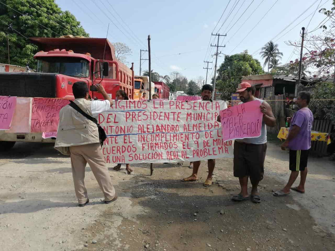 Pobladores bloquean carretera Paraíso-Dos Bocas Pobladores bloquean carretera Paraíso-Dos Bocas