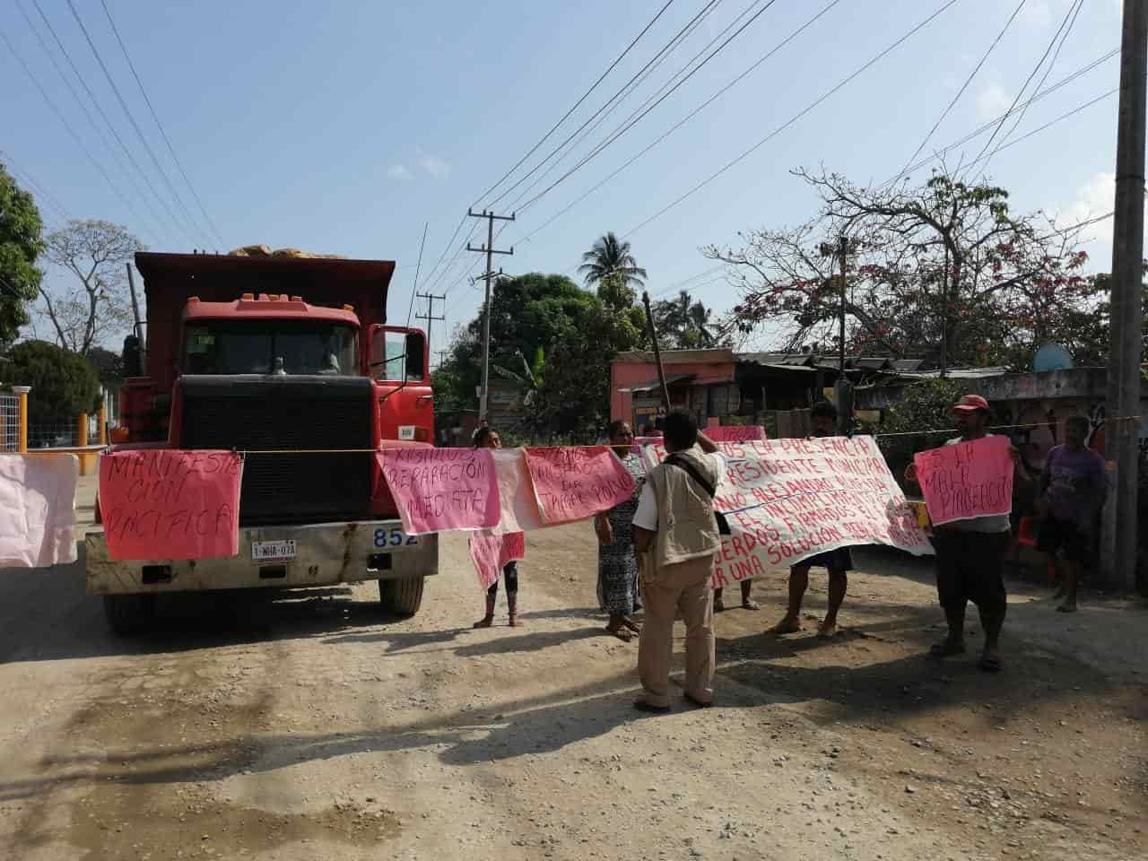 Pobladores bloquean carretera Paraíso-Dos Bocas Pobladores bloquean carretera Paraíso-Dos Bocas