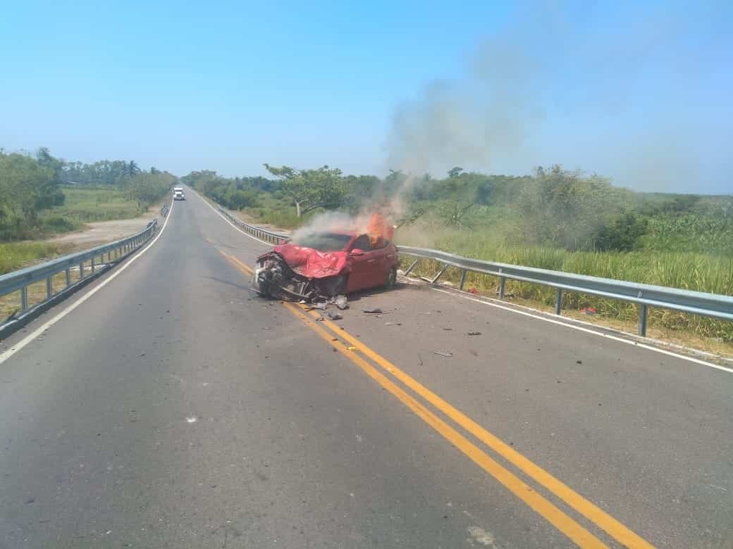Queman auto en la carretera Cárdenas-Coatzacoalcos Queman auto en la carretera Cárdenas-Coatzacoalcos