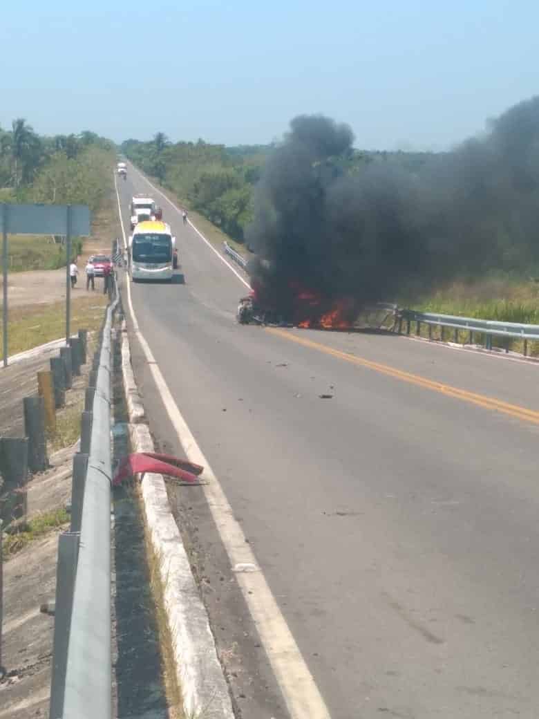 Queman auto en la carretera Cárdenas-Coatzacoalcos Queman auto en la carretera Cárdenas-Coatzacoalcos