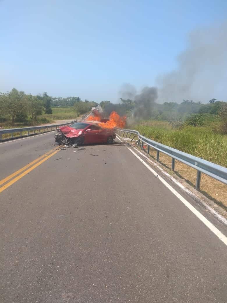 Queman auto en la carretera Cárdenas-Coatzacoalcos Queman auto en la carretera Cárdenas-Coatzacoalcos