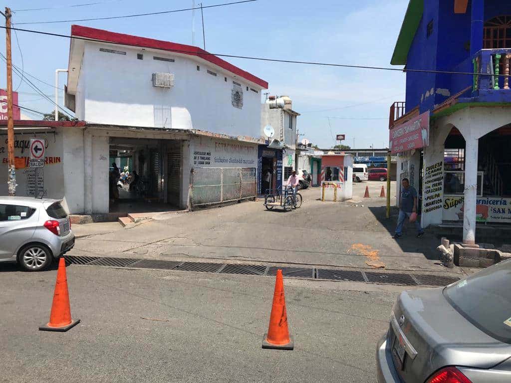 Restringen acceso y limitan tiempo de compra en mercado público de Comalcalco para evitar propagación del coronavirus