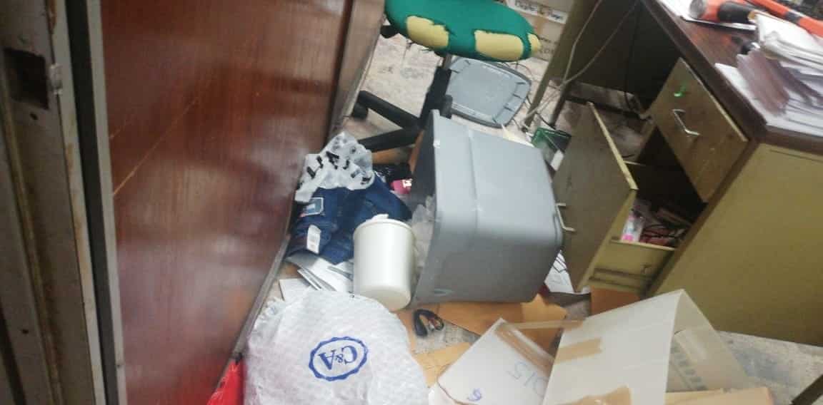 Comando asalta oficinas de la Junta Estatal de Caminos en Primero de Mayo Comando asalta oficinas de la Junta Estatal de Caminos en Primero de Mayo