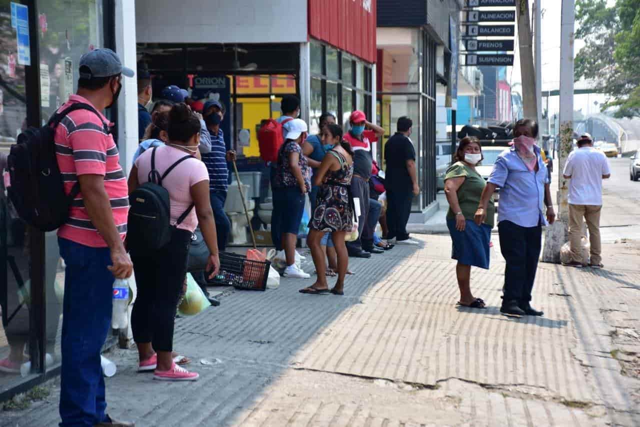 Por nuevas restricciones al transporte público, usuarios esperan por horas en paradas de Villahermosa