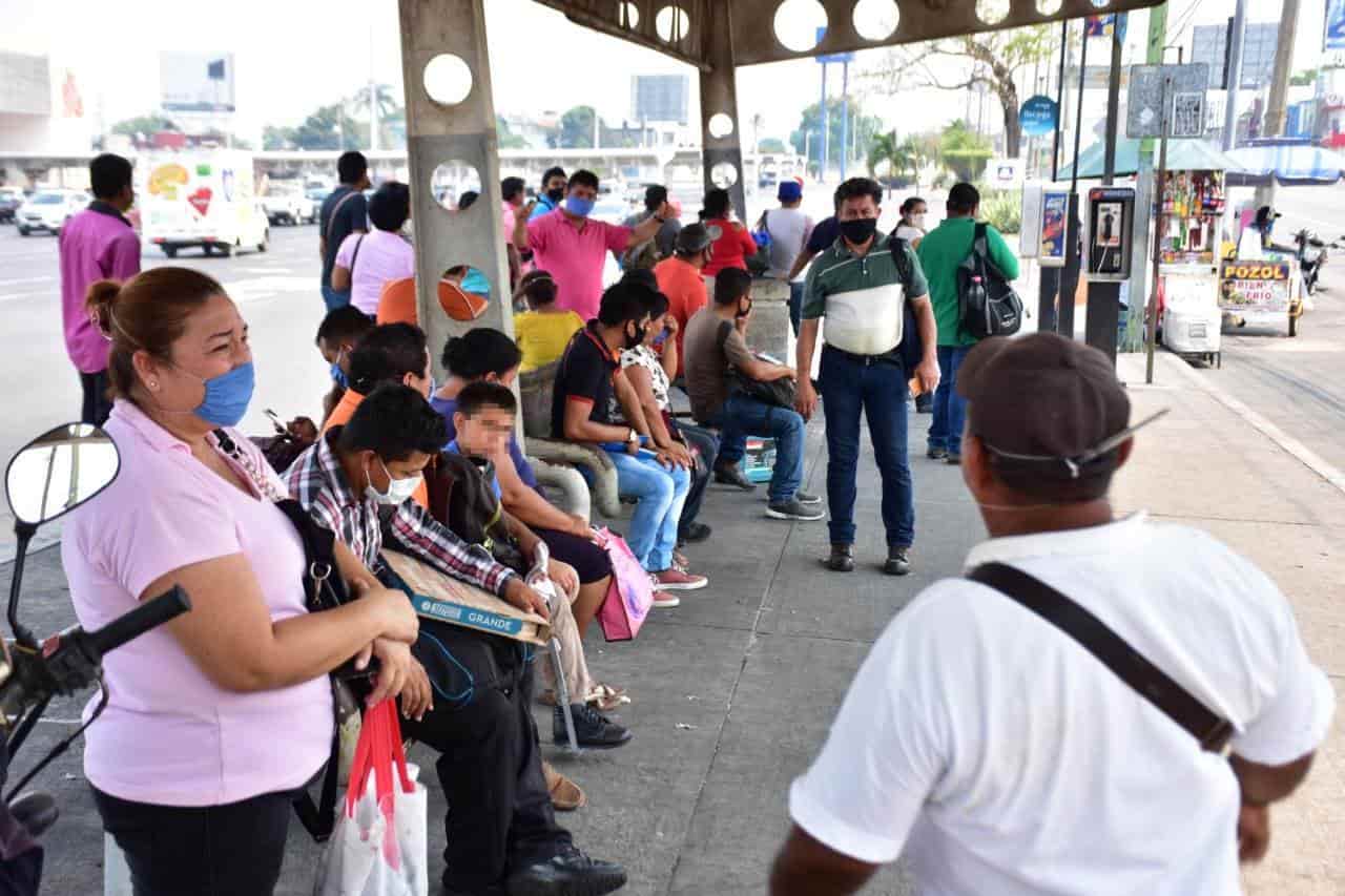 Por nuevas restricciones al transporte público, usuarios esperan por horas en paradas de Villahermosa