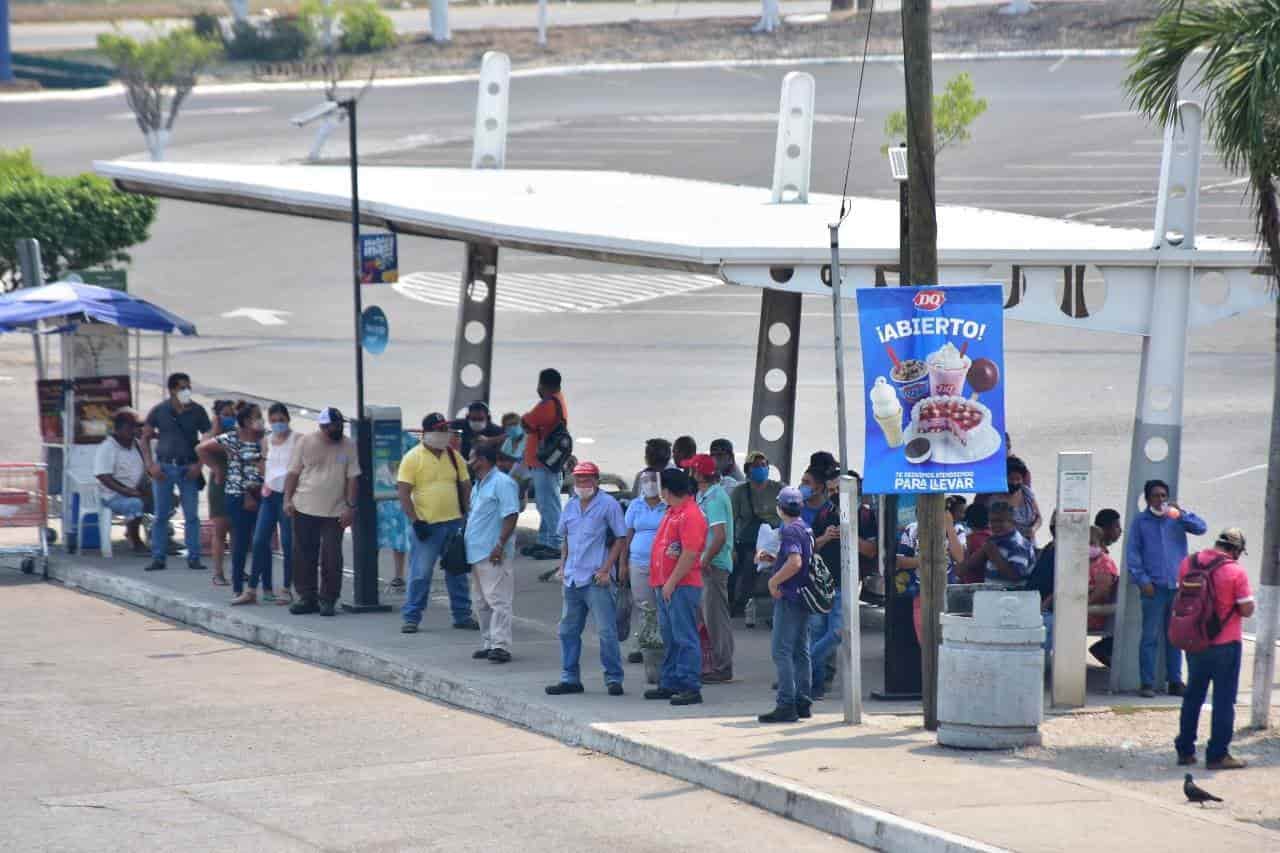 Por nuevas restricciones al transporte público, usuarios esperan por horas en paradas de Villahermosa
