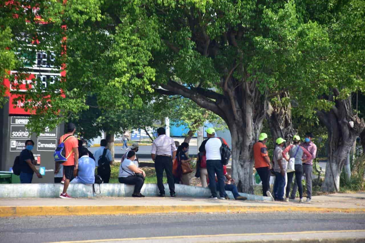 Por nuevas restricciones al transporte público, usuarios esperan por horas en paradas de Villahermosa