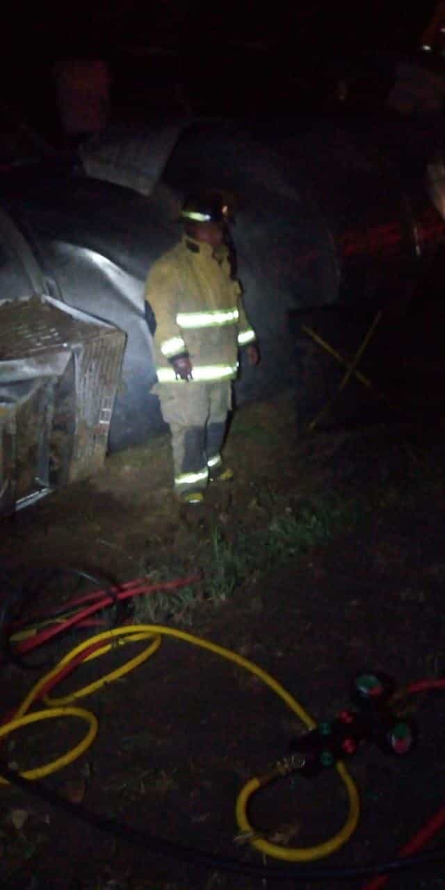 Vuelca pipa con material flamable en la carretera a Cárdenas Vuelca pipa con material flamable en la carretera a Cárdenas