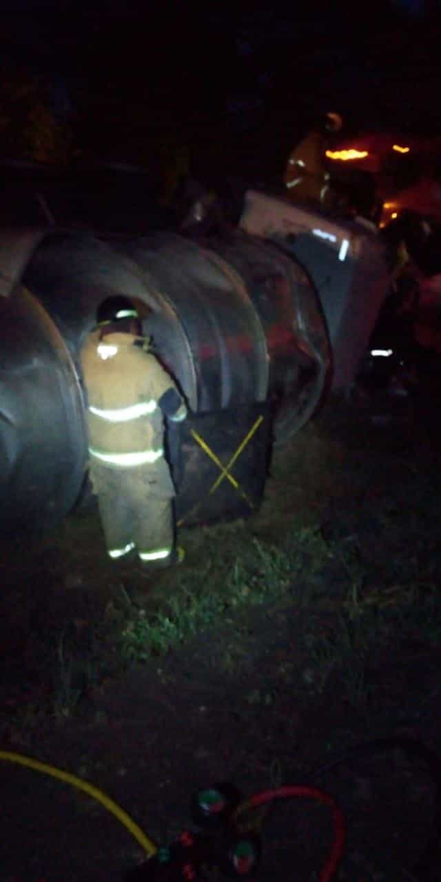Vuelca pipa con material flamable en la carretera a Cárdenas Vuelca pipa con material flamable en la carretera a Cárdenas