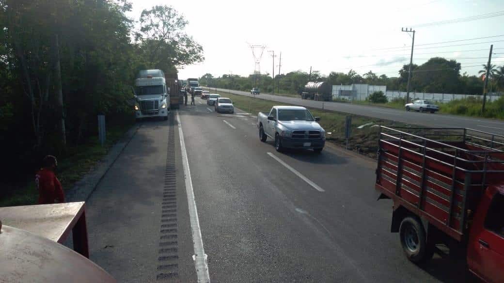 Vuelca pipa con material flamable en la carretera a Cárdenas Vuelca pipa con material flamable en la carretera a Cárdenas