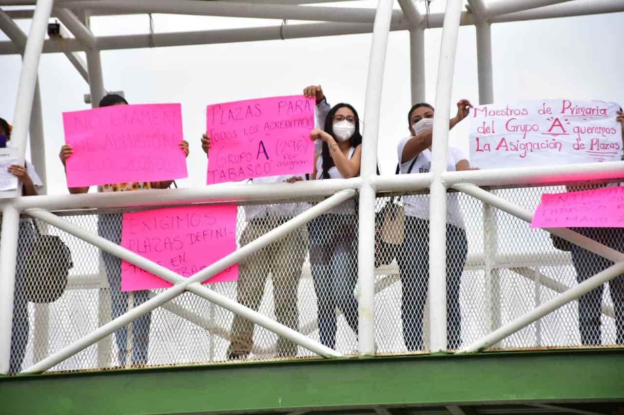 Protestan maestros en SETAB; exigen asignación de plazas definitivas Protestan maestros en SETAB; exigen asignación de plazas definitivas