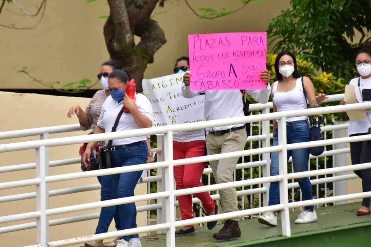 Protestan maestros en SETAB; exigen asignación de plazas definitivas Protestan maestros en SETAB; exigen asignación de plazas definitivas
