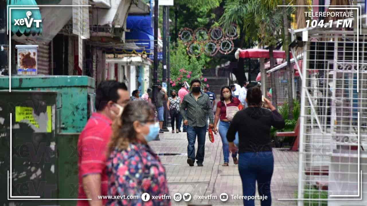 Tabasqueños abarrotan el Centro de Villahermosa, plazas comerciales y paradas de transporte en el inicio de la “nueva normalidad”