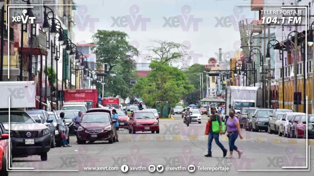 Tabasqueños abarrotan el Centro de Villahermosa, plazas comerciales y paradas de transporte en el inicio de la “nueva normalidad”